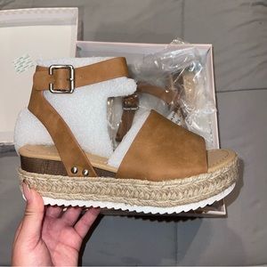 BNWT Soda Sandals